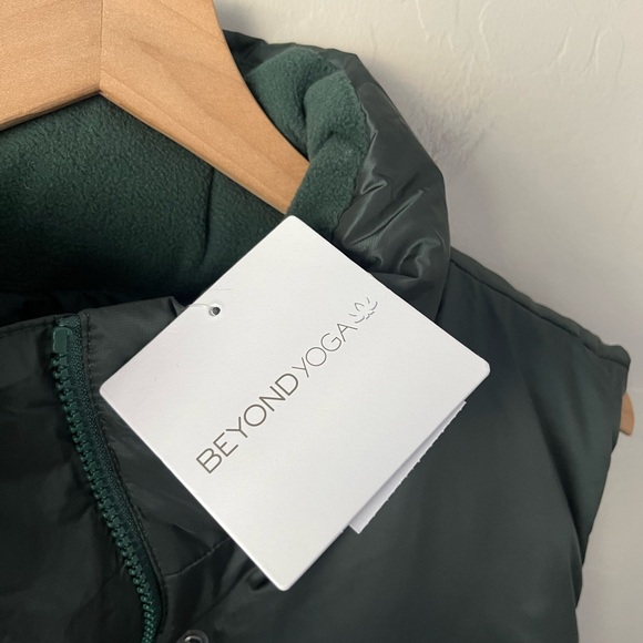 NWT Beyond Yoga big cozy puffer vest emerald green large - Picture 9 of 9